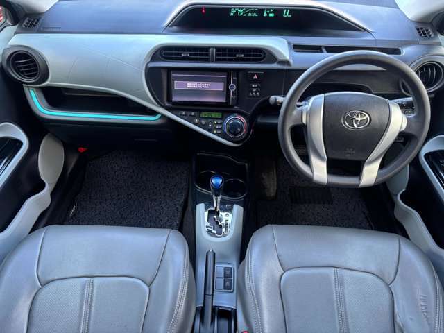 車内はご覧の通り清潔感のある室内でございます♪スイッチ類などもシンプルな操作のしやすいものですので機械が苦手な方でも安心ですね♪もちろん禁煙車なので煙草の匂いや焦げ跡はございません♪