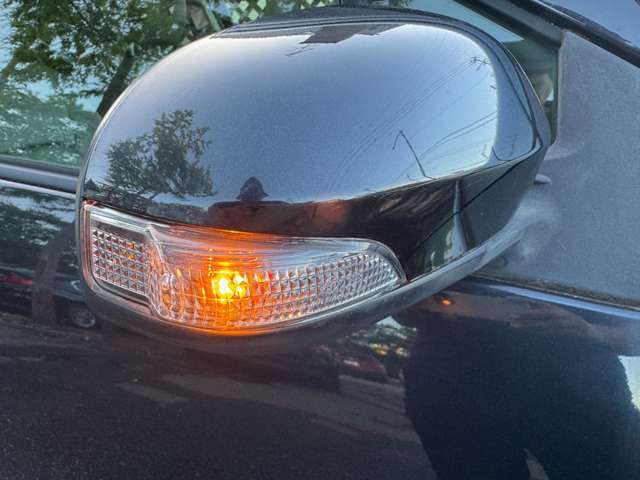 ミラーウィンカーがついておりますのでドレスアップ効果はもちろんの事、対向車からの視認性を向上させる役割もございます♪右折・左折する際に歩行者などにも見え危険を知らせることができ安全性も高くなりますね♪