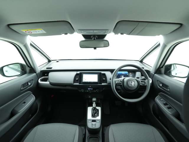 インパネ廻りと運転席です！シンプルにスッキリとまとまったインパネ廻りは運転操作に迷いにくくなっております！