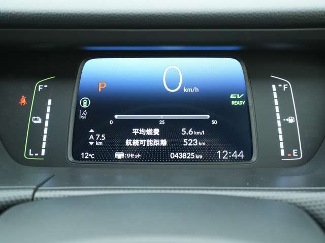 現在の速度を正確に把握可能なデジタル式スピードメーターを搭載☆
