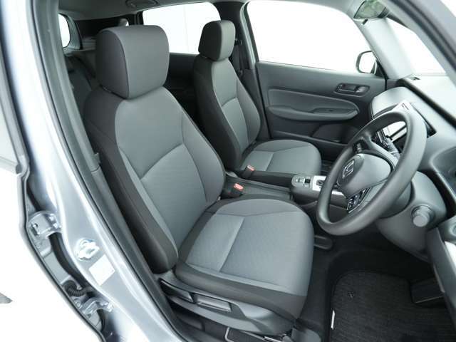 運転席です！広めの室内に加えて足元にも余裕がありますので、長時間の運転でも疲れにくくなっております！