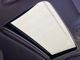 【サンルーフ】開放感たっぷりの希少装備、サンルーフが装着されています！車内に明かりを取り入れたり景色を楽しむ以外にも、車内の空気も簡単に換気できて快適です！