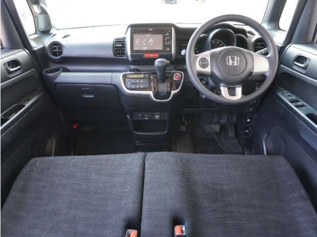 視界広々で非常に運転しやすくロングドライブでも疲れを感じさせないすっきりとまとまったインパネ周りです。