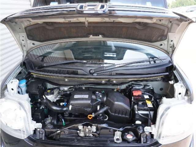 エンジンは車の心臓部分です。このエンジンルームが汚いとトラブルの基になります。当店は専用の液剤を使って徹底的に綺麗にします。