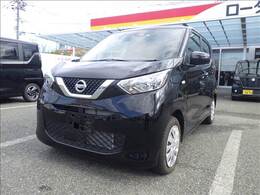 当社では保証をつけて販売しております。また各店舗に最新の整備工場とプロメカニックが常駐しておりますのでアフターメンテナンスもお任せください！