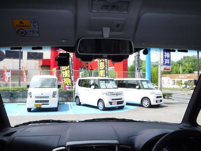 取付位置は運転に支障が無い様に規定位置に取付させて頂きます♪こんな感じでしっかり録画！！しかし邪魔にならない！！をもっとうに作業させて頂きます(≧◇≦)もちろん助手席の方にも邪魔にはならない様に(≧◇≦)