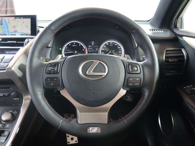 当社専門業者が納車前クリーニングしておりますので内装もとても綺麗な状態でお渡ししております。もちろんシート、足元、パネル関係、天井とお客様にお喜びいただけますよう心を込めて磨いています！！