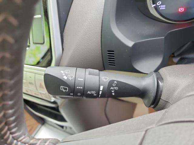WECARSの展示場では実際に見て、触ってお車をお選びいただけます！知識の豊富な営業スタッフが様々なカーライフをご提案いたします！