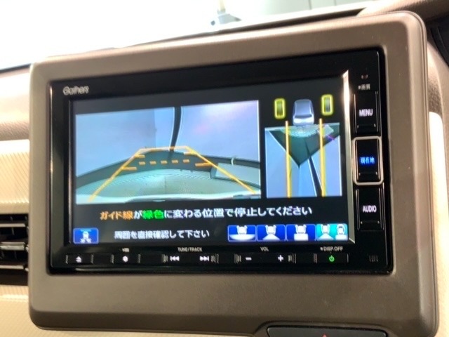 リバースギアに入れるだけで後方の表示へ切り替わります。夜間や雨の日の駐車も楽になりますよ。