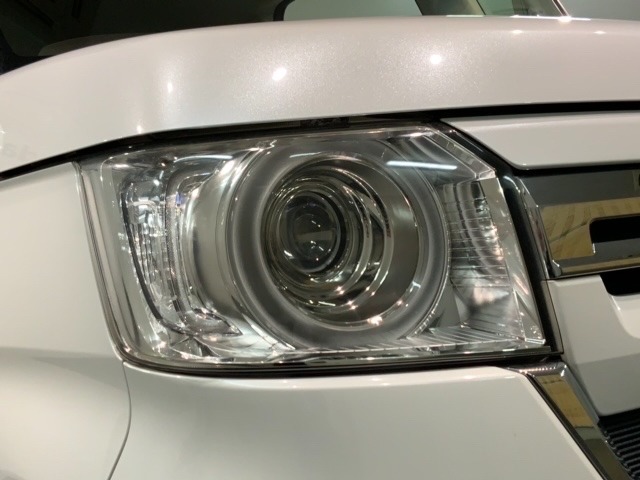 LEDヘッドライトは、点灯の瞬間から最大光量を発揮し、突然暗くなるトンネルなどでの安定感を高めます。