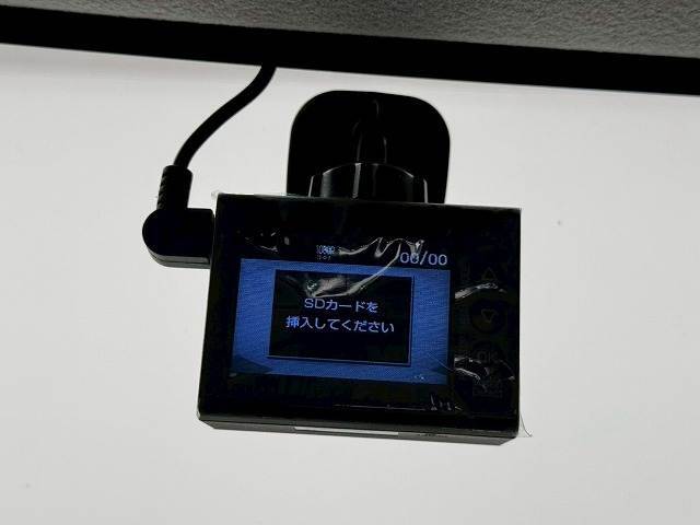 ドライブレコーダーを装備してます。万が一の事故や運転中のトラブルなど、映像が録画されているとひと安心な必須装備ですね。