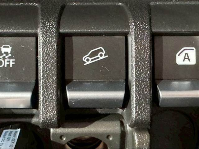 【ヒルディセントコントロール】スイッチひとつで降坂時の車速を低車速にキープ。安定走行をサポートすることで急な下り坂での不安を解消します。