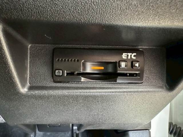 【ETC車載器】を装備しておりますので、ご納車直後からの遠距離ドライブも可能です。土日の利用料金の割引や、朝夕の通行料金を割引料金で高速道路をお楽しみいただけます。