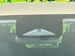 【ホンダセンシング】走行中に前方の車両等を認識し、衝突しそうな時は警報とブレーキで衝突回避と被害軽減をアシスト。より安全にドライブをお楽しみいただけます。