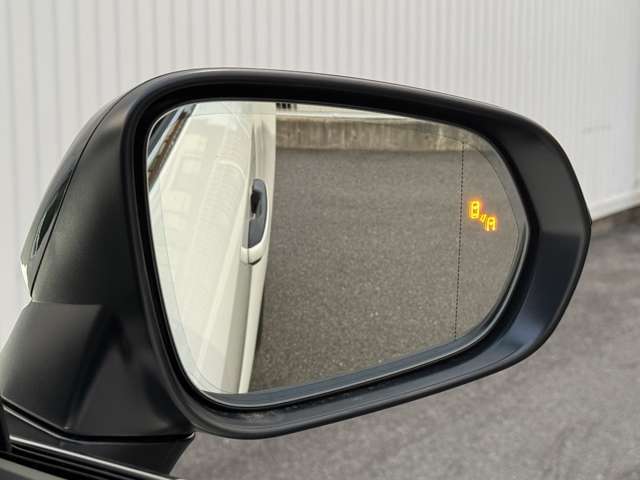 ブラインドスポットモニターで車線変更時に車両接近をお知らせ致します。