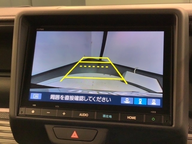 リバースギアに入れるだけで後方の表示へ切り替わります。夜間や雨の日の駐車も楽になりますよ。