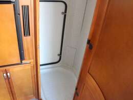 乗車人数：6名　就寝人数：2名　車両サイズは、長さ493cm　幅193cm　高さ234cm。8ナンバーとなります♪