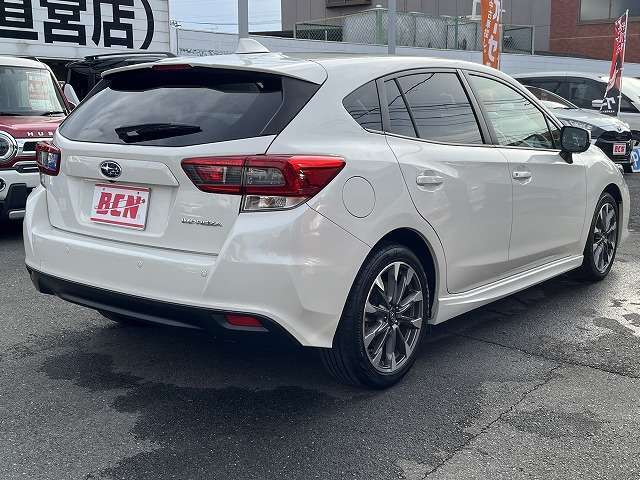 内装はルームクリーニング（室内清掃）後の納車となります♪♪　外装ももちろん磨き後の納車となります！！　プロスタッフがまごころ込めて仕上げます！！