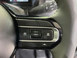 【アダプティブクルーズコントロール】高速道路での長距離走行が楽に！！自動で速度を保つクルーズコントロールが、衝突軽減システムと連携し、前方の車両を感知して車間を保つように速度調節してくれます！！