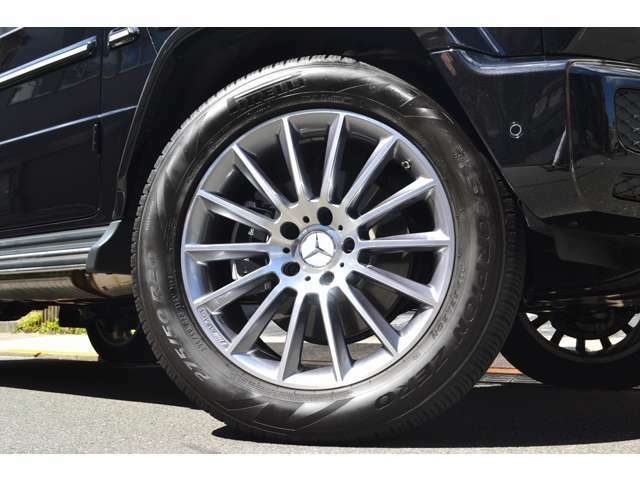 ホイールは、AMG20インチAWが装着されております！　タイヤサイズは、フロント・リアともに　275/50R20　となっております！