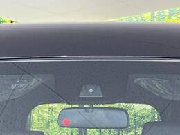 【ホンダセンシング】走行中に前方の車両等を認識し、衝突しそうな時は警報とブレーキで衝突回避と被害軽減をアシスト。より安全にドライブをお楽しみいただけます。
