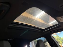 【サンルーフ】開放感たっぷりの希少装備、サンルーフが装着されています！車内に明かりを取り入れたり景色を楽しむ以外にも、車内の空気も簡単に換気できて快適です！