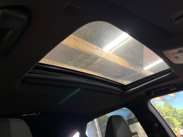 【サンルーフ】開放感たっぷりの希少装備、サンルーフが装着されています！車内に明かりを取り入れたり景色を楽しむ以外にも、車内の空気も簡単に換気できて快適です！