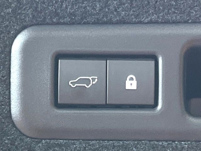 【パワーバックドア】スマートキーや運転席のボタンを押すだけでリアゲートが自動で開閉します！荷物を持っている時や、高い位置にあるバックドアを閉める際に便利な機能です♪