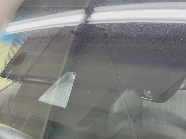 【プリクラッシュセーフティ】前方の車両等を検知し、衝突しそうな時は警報で注意を促し、ブレーキを踏む力をサポート。ブレーキを踏めなかった場合は衝突被害軽減ブレーキが作動、衝突回避をサポートします。