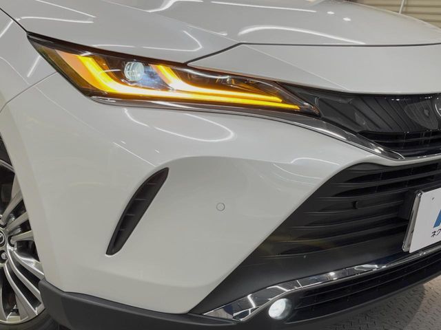 【LEDヘッドライト】悪天候や夜間走行時も良好な視界を確保し安心して運転できる高輝度LEDヘッドライトを装備！点灯速度が早く、消費電力も抑えられています。