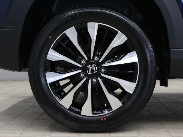 自社で新車＆中古車販売時の下取り車から厳選されたお車を多数展示しております。