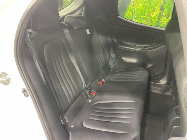 後部座席も気になるようなキズ・汚れやへたり等、大きなダメージはなく、良好な状態です。