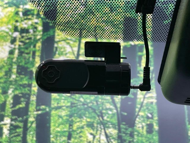 【ドライブレコーダー】安心・安全なカーライフに必須のドライブレコーダーを装備！走行中はもちろん、あおり運転や事故に遭遇した際の状況も映像で記録し、万一のリスクに備えます。