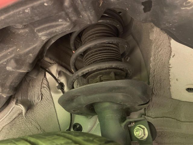 お車を安心してお乗りいただく為には、足回りの定期点検が欠かせません。サービスサポート（有償保証）では無料点検もご提供しており、安心のカーライフをお過ごしいただけるサポート体制が整っています。