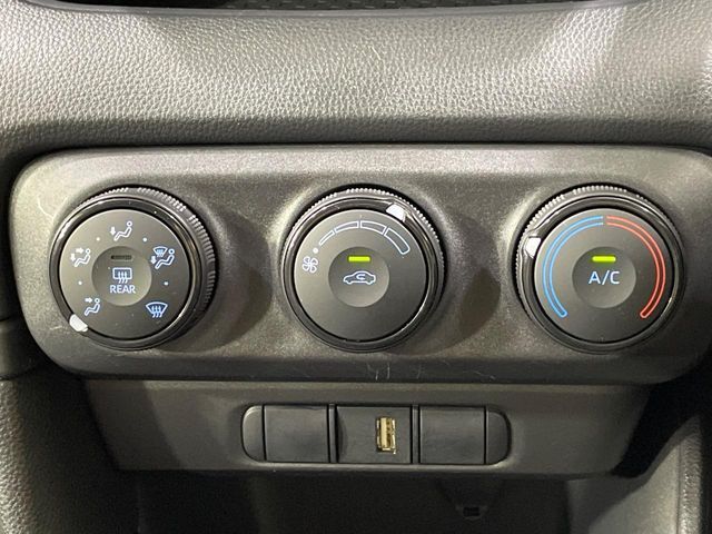 寒い冬も暑い夏も全席に快適な空調を届けてくれる、ダイヤル式エアコンを装備♪