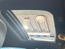 【サンルーフ】開放感たっぷりの希少装備、サンルーフが装着されています！車内に明かりを取り入れたり景色を楽しむ以外にも、車内の空気も簡単に換気できて快適です！