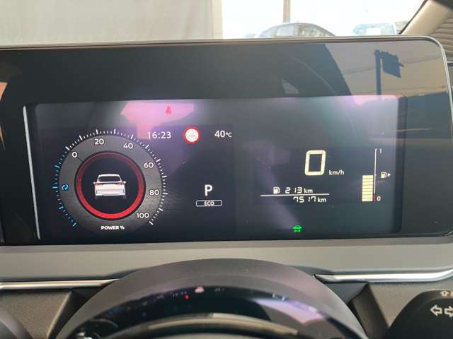 アドバンスドドライブアシストディスプレイはモーター出力、エネルギーフロー、バッテリー残量、ドライビングコンピューター機能、時計、サービスインターバルなどが表示されます。