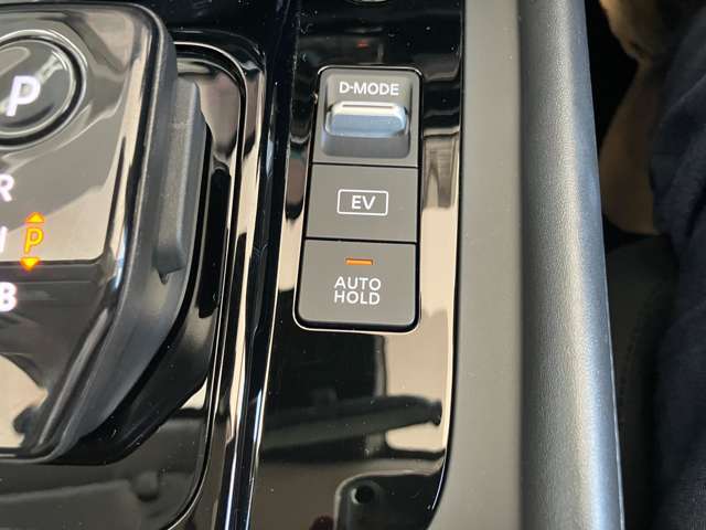 オートブレーキホールド機能は、運転者のブレーキ操作によって停車した際に、自動的にブレーキ力を保持する機能です。