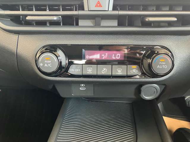 温度をセットするだけで常に快適な温度を保ってくれるオートエアコン、操作も簡単です。