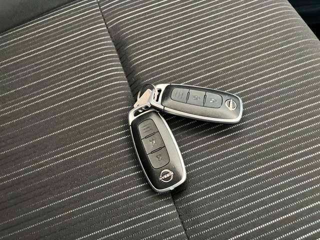 鍵を操作しなくても持っているだけでドアロック操作やエンジン始動などができるインテリジェントキー。