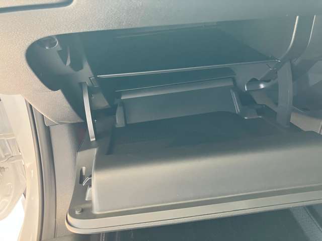 グローブボックスは奥行きたっぷり、大容量の収納スペース