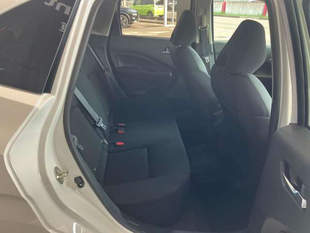 コンパクトな車ですが、後席も充分なスペースを確保しています。足元空間も広くリラックスしてドライブが楽しめます。