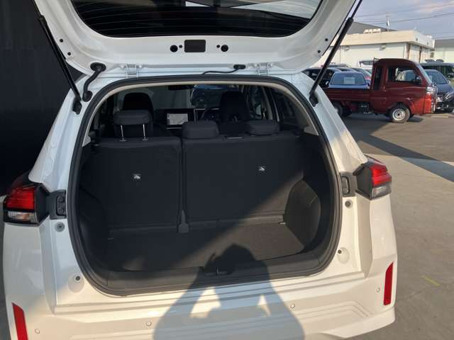 バックドアは大きく開きます。定員乗車時でも十分広いラゲッジスペースを確保しています