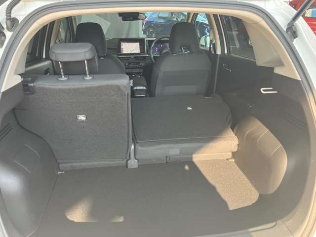 リヤシートは6：4分割で倒せます。　リヤシートを前方に倒せば、大きな荷物も載せられます