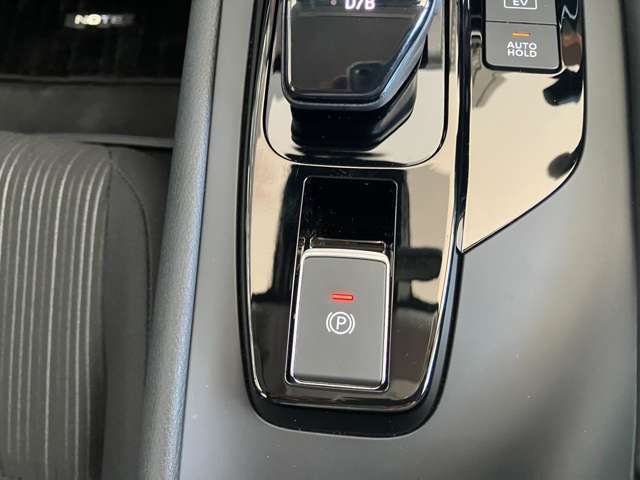 レバー操作だけでパーキングブレーキをコントロールできます。解除もワンタッチでOK！