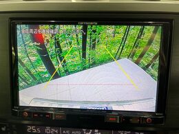 【バックカメラ】駐車時に後方がリアルタイム映像で確認できます。大型商業施設や立体駐車場での駐車時や、夜間のバック時に大活躍！運転スキルに関わらず、今や必須となった装備のひとつです！