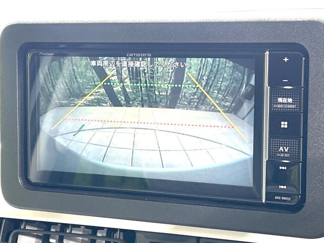 【バックカメラ】駐車時に後方がリアルタイム映像で確認できます。大型商業施設や立体駐車場での駐車時や、夜間のバック時に大活躍！運転スキルに関わらず、今や必須となった装備のひとつです！