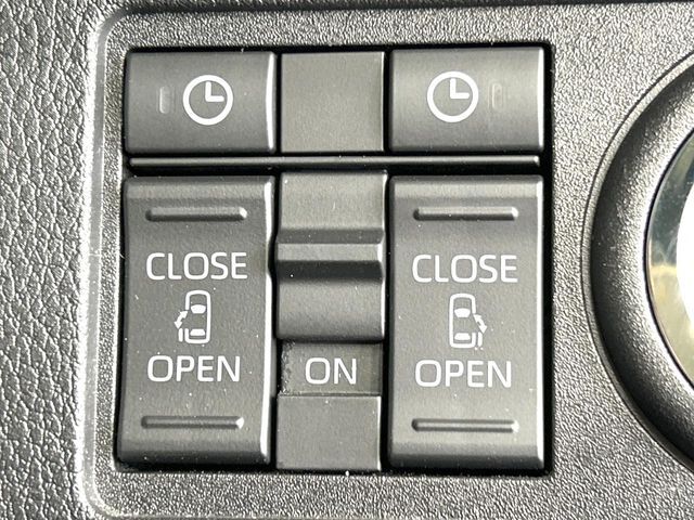 【両側パワースライドドア】スマートキーや運転席のスイッチで後席両側スライドドアの開閉が可能♪電動だから力を入れてドアを開ける必要が無く、小さなお子様でも簡単に開け閉めでき快適です♪