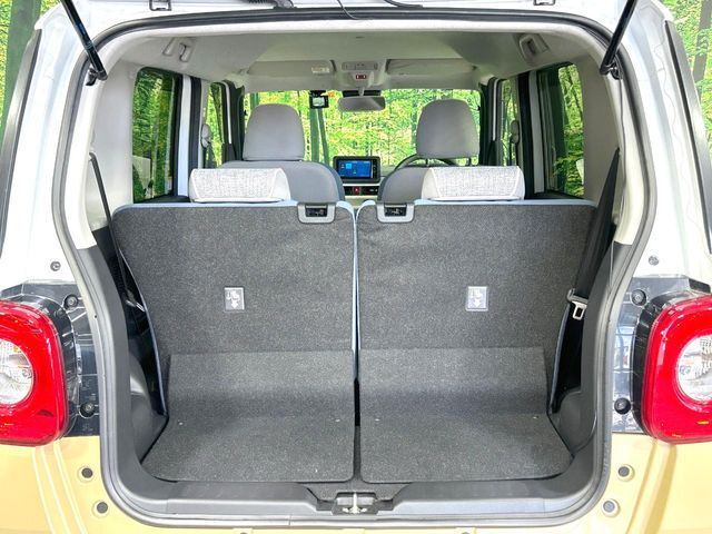 積み下ろしのしやすいデッキにはたっぷりと荷物を積み込んでいただけます。遊びから仕事まで、様々なシーンで頼れます♪