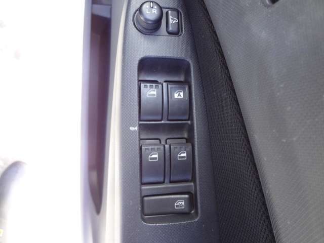 運転席で全ドア窓の操作ができます。サイドミラーは車内から電動で調整・格納が行えます。